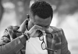 夢見淚水代表什麼？ 23個夢境解讀（夢見擦淚、夢見血淚）