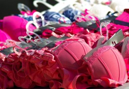 夢見胸罩代表什麼？ 13個夢境解讀（夢見脫掉胸罩、夢見穿胸罩）