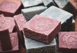 夢見肥皂代表什麼？ 25個夢境解讀（夢見別人在做肥皂 、夢見買肥皂）