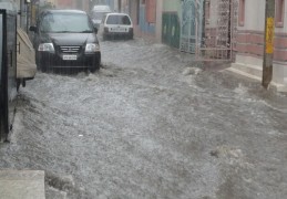 夢見洪水代表什麼？ 26個夢境解讀（夢見有人從洪水中救你、夢見數洪災受害者）