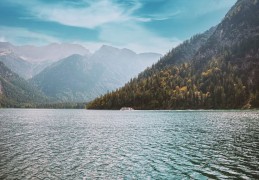 夢見湖泊代表什麼？ 21個夢境解讀（夢見在湖裡游泳，夢見清澈的湖水）