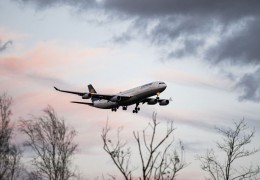 夢見飛機代表什麼？15個夢境解讀（夢見或談論飛機機長、夢見空服員）