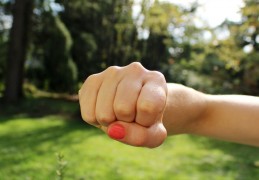 夢見毆打代表什麼？17個夢境解讀（夢見被藥劑師毆打 、夢見被老師打）