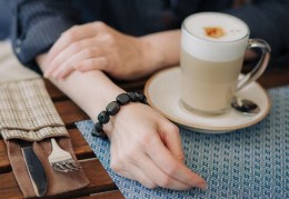 夢見咖啡廳是什麼預兆？8 個含義和象徵