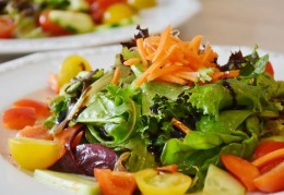 夢見沙拉代表什麼？ 24個夢境解讀（夢見沙拉上的頭髮、夢見沙拉上的蒼蠅）