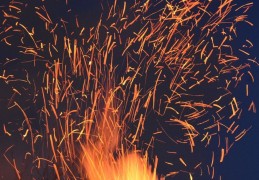 夢見餘燼代表什麼？ 21個夢境解讀（夢見燃燒餘燼、夢見手中握著餘燼）