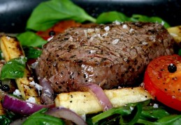 夢見外出用餐代表什麼？14個夢境解讀（夢見在街上用餐、夢見在森林裡用餐）