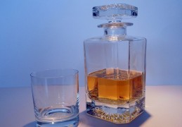 夢見釀酒代表什麼？21 個夢境解讀（夢見買酒、夢見別人倒酒）