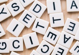 夢見英語代表什麼？9個夢境解讀（夢見寫作英語、夢見燒掉一本英文書）