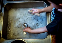 夢見洗碗是什麼預兆？14 個含義和象徵