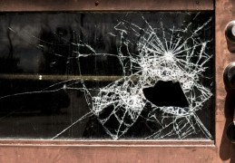 夢見打破石頭代表什麼？17個夢境解讀（夢見打破別人的眼鏡、夢見打破眼鏡）