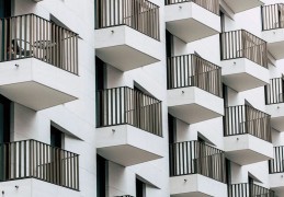 夢見陽台代表什麼？10個夢境解讀（夢見推人到陽台、夢見爬陽台）