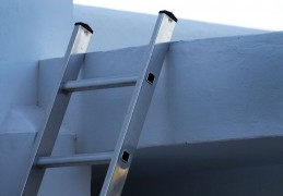 夢見梯子代表什麼？ 26個夢境解讀（夢見攀爬、夢見從梯子摔下）