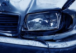 夢見交通事故代表什麼？26 個夢境解讀（夢見一輛車撞上樹、夢見一輛車撞上路肩）