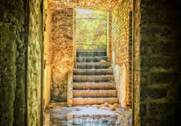 夢見地下室代表什麼？ 23個夢境解讀（夢見別人蓋地下室 、夢見清理地下室）