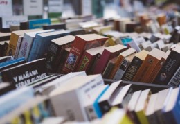 夢見教科書是什麼預兆？7 個含義和象徵