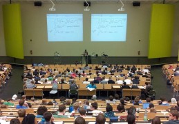 夢見講課是什麼預兆？10 個含義和象徵