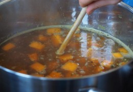 夢見肉湯是什麼預兆？8 個含義和象徵