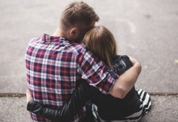 夢見擁抱代表什麼？12 個夢境解讀