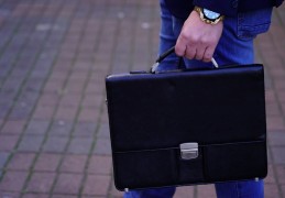 夢見公事包代表什麼？17個夢境解讀（夢見賣公事包、夢見偷公事包）