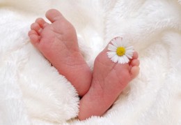 夢見赤腳是什麼預兆？8 個含義和象徵