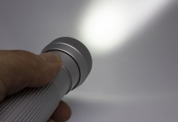 夢見手電筒代表什麼？ 13個夢境解讀（夢見用手電筒發出救援信號、夢見手電筒照著你）