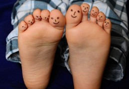 夢見赤腳代表什麼？10個夢境解讀（夢見赤腳奔跑、夢見孩子們赤腳奔跑）