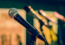 夢見唱歌代表什麼？ 27個夢境解讀（夢見有人在淋浴時唱歌、夢見在別人耳邊唱歌）