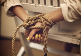 夢見被綁住代表什麼？21個夢境解讀（ 夢見被綁住、夢見綁住某人並蒙眼）