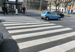 夢見斑馬線代表什麼？20個夢境解讀（夢見別人坐在斑馬線旁 、夢見自己躺在斑馬線旁）