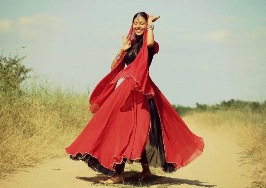 夢見跳舞代表什麼？ 13個夢境解讀（夢見在舞台上跳舞、夢見在街上跳舞）