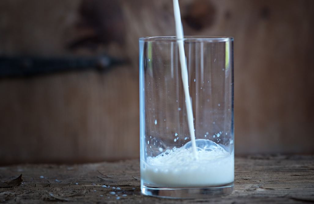 夢見牛奶代表什麼？ 23個夢境解讀（夢見喝溫牛奶、夢見買牛奶）