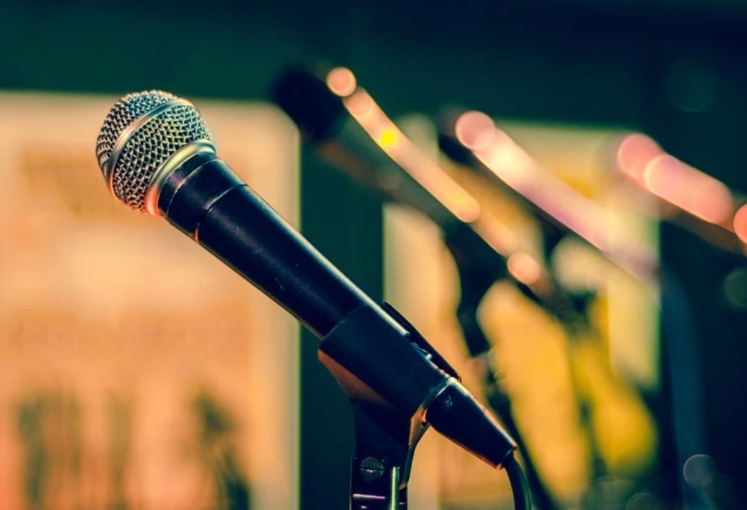 夢見唱歌代表什麼？ 27個夢境解讀（夢見有人在淋浴時唱歌、夢見在別人耳邊唱歌）