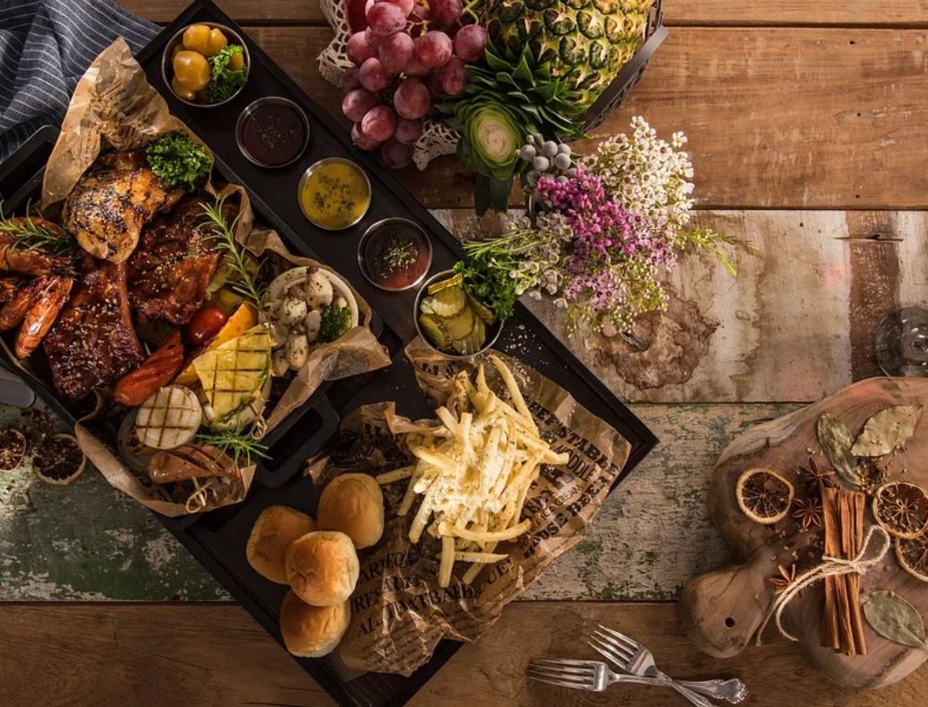 夢見獨自用餐代表什麼？ 13個夢境解讀（夢見別人暴飲暴食、夢見站著吃飯）