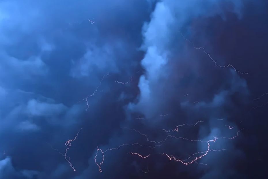 夢見風暴代表什麼？ 22個夢境解讀（夢見暴風雨來襲、夢見避開風暴）