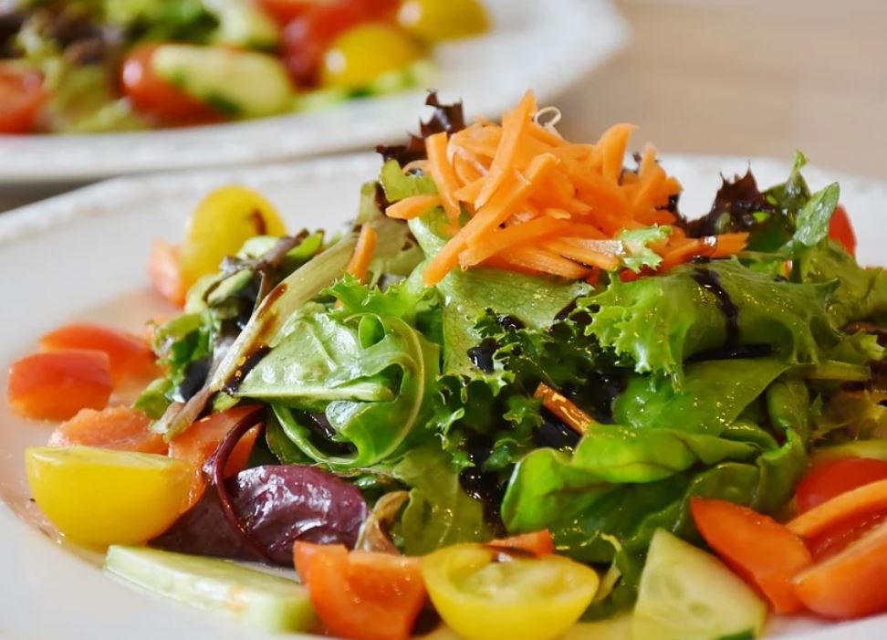 夢見沙拉代表什麼？ 24個夢境解讀（夢見沙拉上的頭髮、夢見沙拉上的蒼蠅）