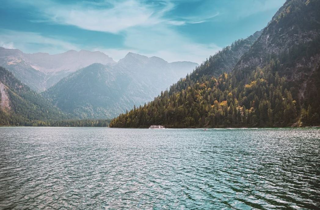 夢見湖泊代表什麼？ 21個夢境解讀（夢見在湖裡游泳，夢見清澈的湖水）-頭條解讀