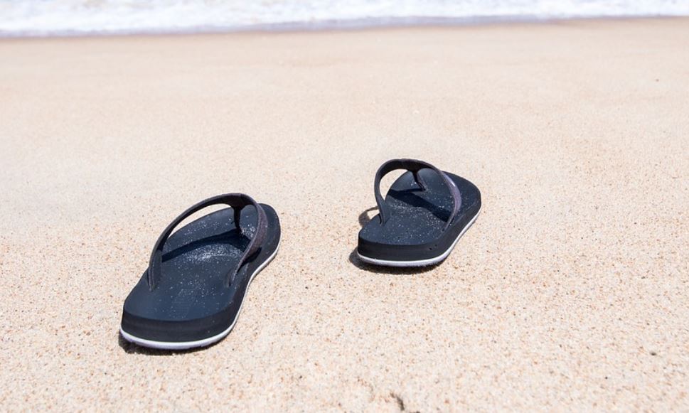 夢見拖鞋代表什麼？ 23個夢境解讀（夢見有人偷你的拖鞋、夢見穿拖鞋卻沒想過買拖鞋）-頭條解讀