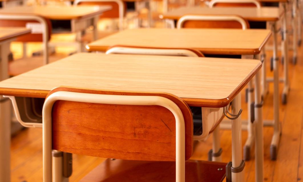 夢見擺書桌代表什麼？ 24個夢境解讀（夢見其他人在書桌跳舞 、夢見買書桌）-頭條解讀