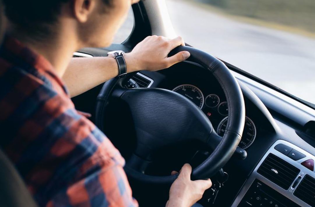 夢見開車代表什麼？21個夢境解讀（夢見開公車、夢見開卡車）-頭條解讀