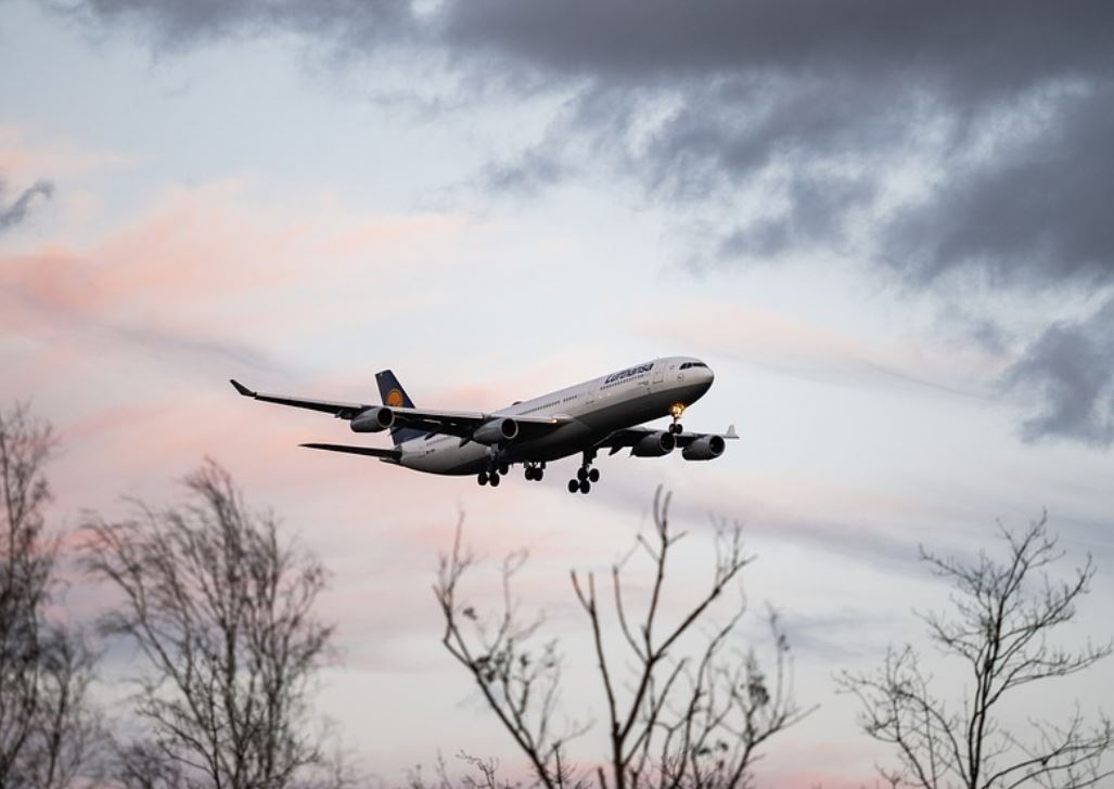 夢見飛機代表什麼？15個夢境解讀（夢見或談論飛機機長、夢見空服員）-頭條解讀