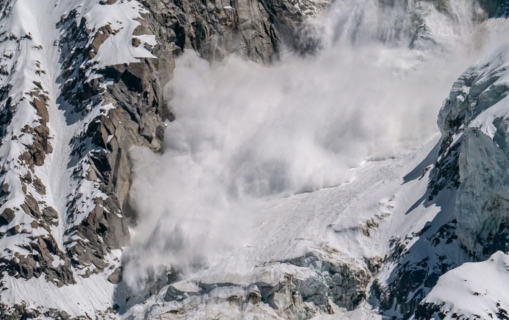 夢見雪崩代表什麼？21個夢境解讀（夢見雪崩襲擊你家 、夢見雪崩撞擊你的車）-頭條解讀
