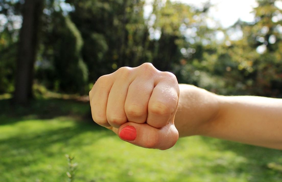 夢見毆打代表什麼？17個夢境解讀（夢見被藥劑師毆打 、夢見被老師打）-頭條解讀