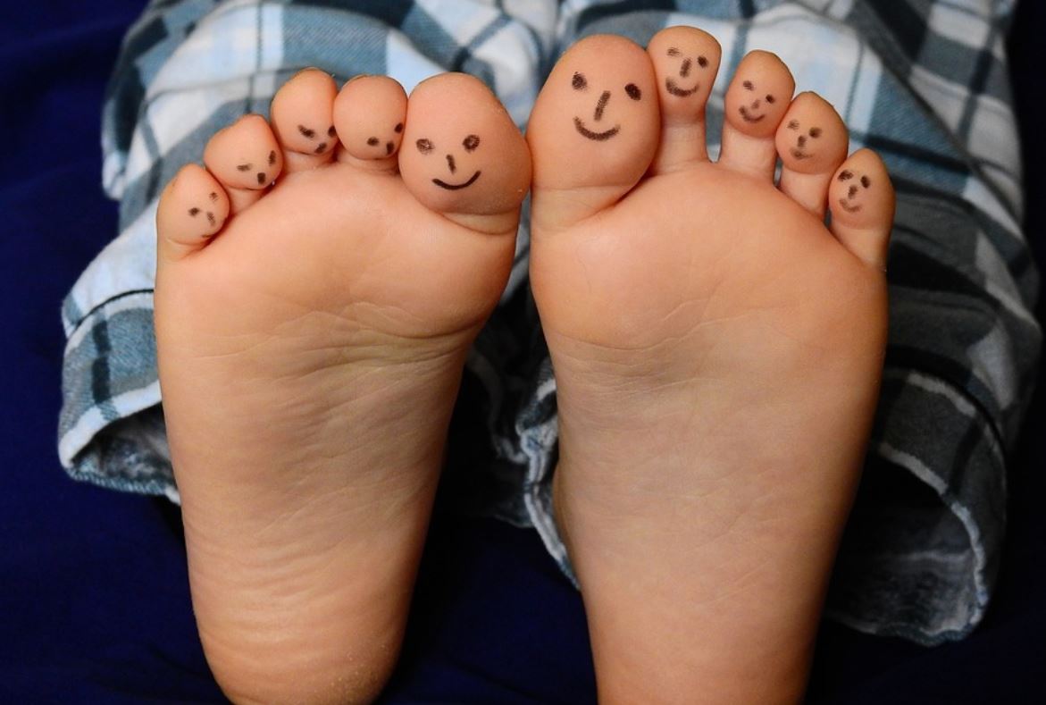 夢見赤腳代表什麼？10個夢境解讀（夢見赤腳奔跑、夢見孩子們赤腳奔跑）-頭條解讀