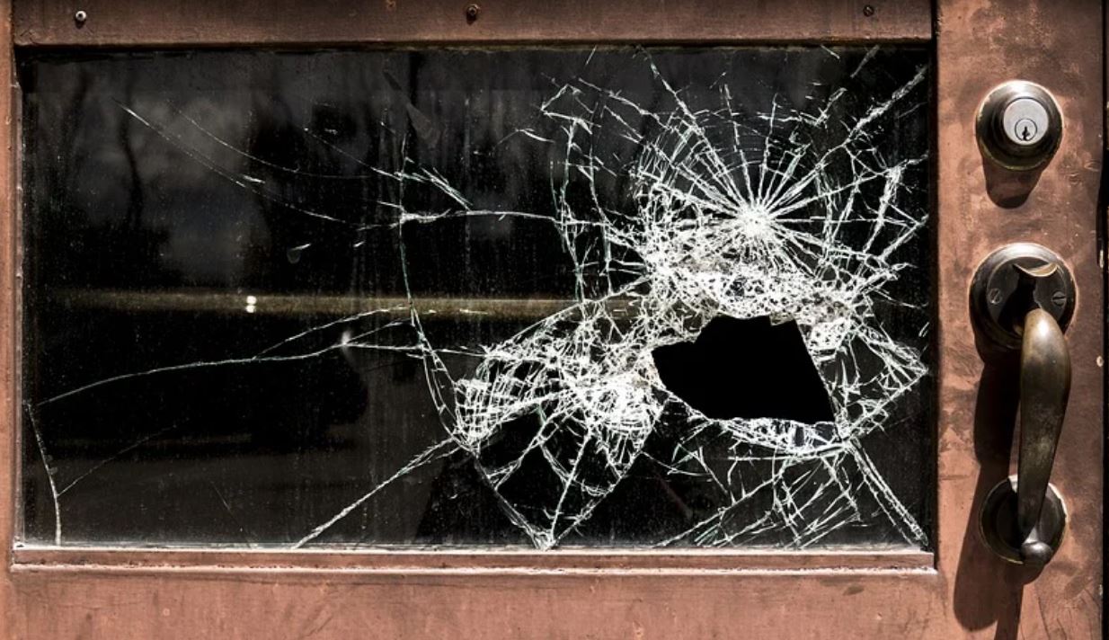 夢見打破石頭代表什麼?17個夢境解讀(夢見打破別人的眼鏡、夢見打破眼鏡)-頭條解讀 夢見打破石頭代表什麼?17個夢境解讀(夢見打破別人的眼鏡、夢見打破眼鏡)-頭條解讀