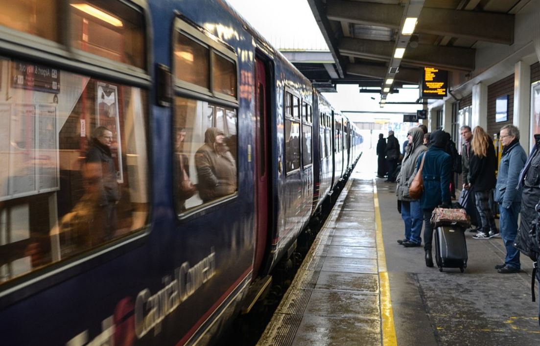 夢見火車站代表什麼?24個夢境解讀(夢見有人在車站迎接你、夢見坐在車站)-頭條解讀 夢見火車站代表什麼?24個夢境解讀(夢見有人在車站迎接你、夢見坐在車站)-頭條解讀