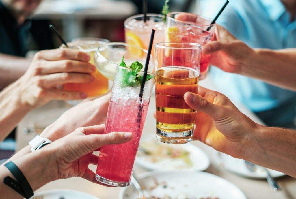 夢見喝酒代表什麼？26個夢境解讀（夢見喝果汁、夢見喝牛奶）-頭條解讀