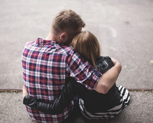 夢見擁抱代表什麼？12 個夢境解讀-頭條解讀