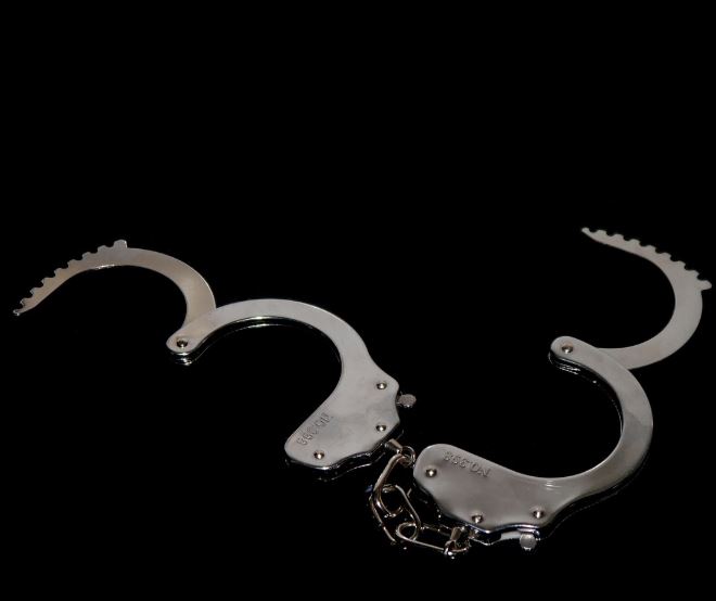 夢見手銬是什麼預兆？7 個含義和象徵-頭條解讀